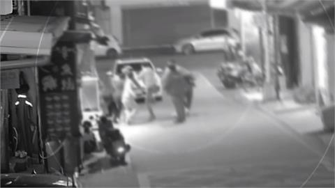 疑不滿講話太大聲! 小吃攤2派人馬爆全武行 警全數帶回