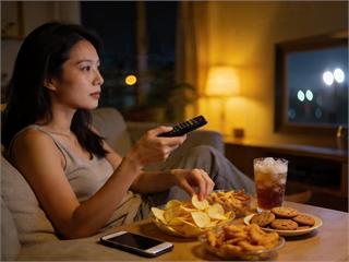熬夜追劇總想吃東西？晚睡族的飲食失衡問題受關注