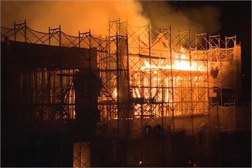 興建中大樓凌晨大火 幸無人員傷亡