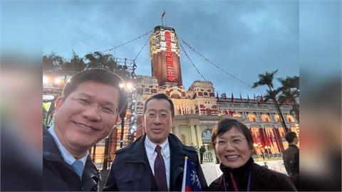 靈魂攝手再現！林佳龍出席元旦升旗　與顧立雄、劉世芳開心自拍