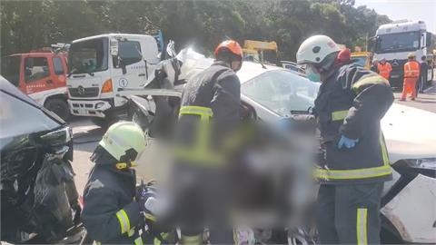 國3北上香山段7車連環撞　車變廢鐵！被撞駕駛：大貨車突從後方撞上