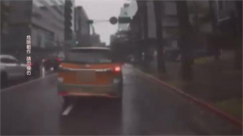 小黃臨停遭公車按喇叭　　竟三度擋車比不雅手勢