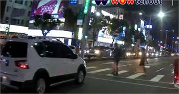 行人地獄又現！高雄白車右轉「無視斑馬線」撞倒老翁
