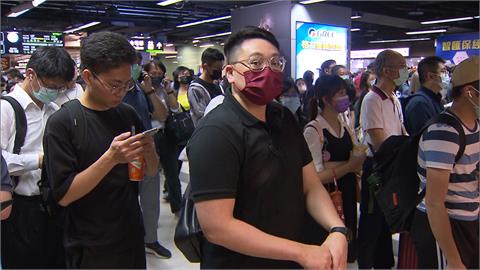 高鐵號誌異常6班次暫停行駛　民眾不耐煩！直接坐地上吃晚餐