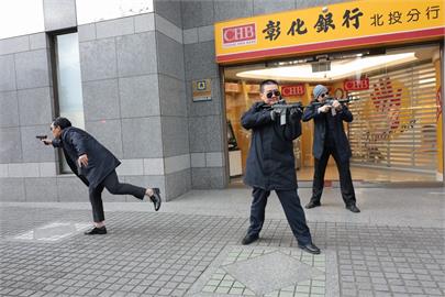 快新聞／123木頭人？警察防搶演練玩「假人挑戰」　圍觀民眾傻眼問：怎麼都不動