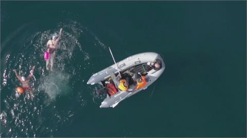 貝加爾湖五度低溫　8運動員為生態接力游70公里
