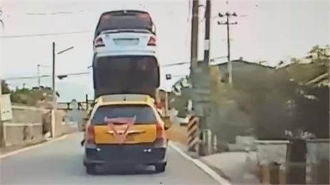 驚悚!　貨車載運竹子尾端突出車尾　拖吊車一次載4輛