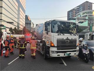 新店女騎士遭右轉水泥預拌車輾過　臟器外露當場死亡