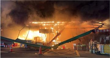 疑雞肉攤電線起火釀禍 桃園南門市場狂燒2/3重建得半年