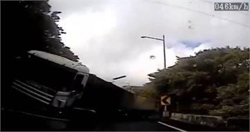 逃無可逃！聯結車早出狀況　國光客運行車記錄器曝光