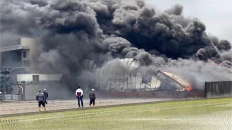 最新／戴奧辛超標？彰化塑膠工廠大火「黑煙竄天」　居民喊：有夠臭！