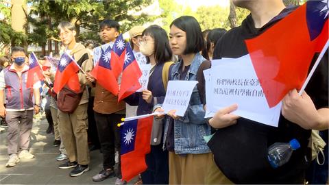 台灣生舉「八九六四」、「台灣獨立」　中生太尷尬？低頭快步進室內