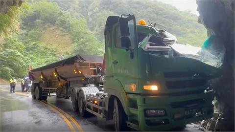 天雨路滑？車速過快？　曳引車自撞山壁　險墜２０公尺深山谷