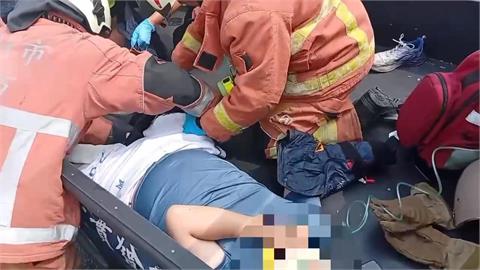 離奇車禍！竹市小貨車突迴轉　騎士猛撞「噴飛躺進車斗」