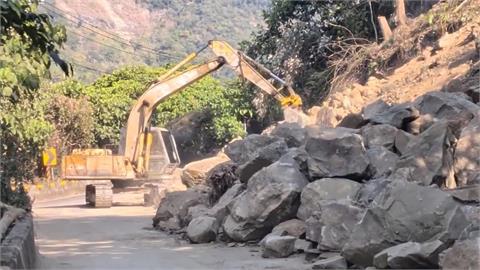 台中太平邊坡養護工程 "巨石滾落"一度占雙向道路