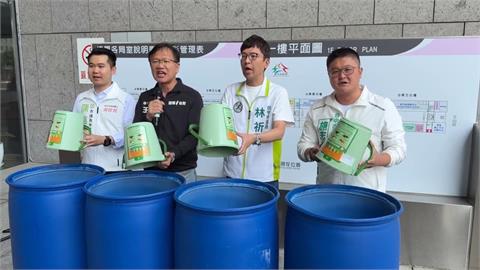 垃圾車驚傳污水偷排水溝　綠營抬廚餘桶圍市府怒轟