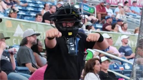 MLB(影)／有機會？美國13歲小弟想去世界大賽「全副武裝」執法吸引大聯盟關注