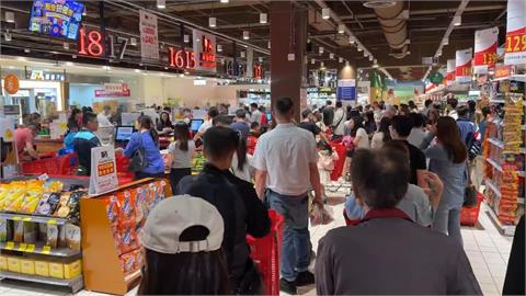 颱風逼近掀囤糧潮！　賣場結帳排隊50米　青菜貨架全掃空