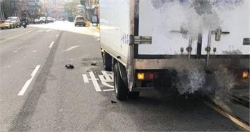 右側超車變追逃!白色小客車撞貨車後竟留零件現場落跑