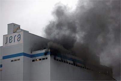 日本愛知火力發電廠爆炸起火　濃煙直衝屋頂掀翻