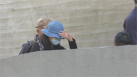 最新／隨機砍人後墜樓亡！法醫下午解剖張文　父母沉默步入相驗室