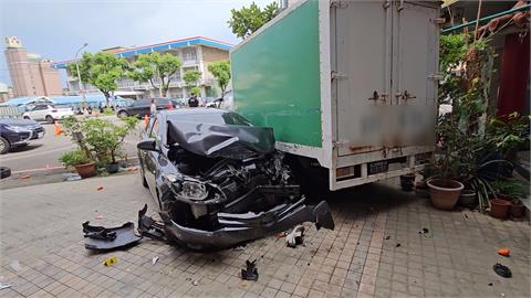 七旬老翁駕車突「跨越中線」　右轉機車騎士閃避不及　頭部重創身亡