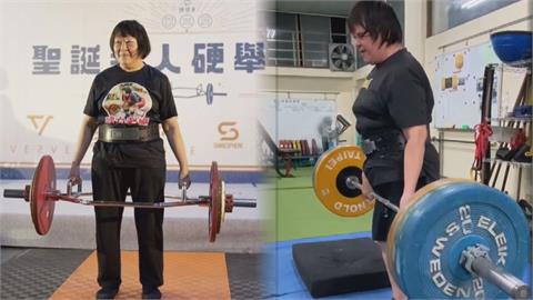 家庭主婦變身健力選手！63歲婦硬舉超猛　輕鬆舉破百公斤槓鈴驚呆網