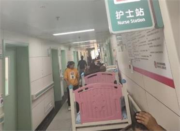 快新聞／中國疫情延燒！　河南婦幼醫院「沒床位」患者無奈躺醫院走道