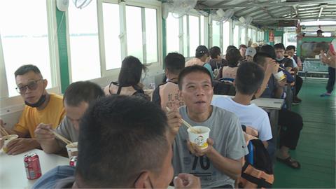 終於開放船上用餐！　外傘頂洲觀光漁船筏迎上千遊客