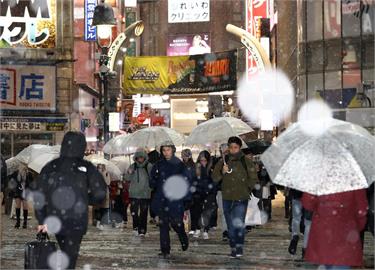 小心滑倒！日本東京「大雪警報」各地積雪　學企鵝走路更安全