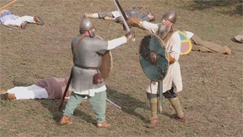 複製千年前歷史！英國人穿盔甲打鬥　重現「維京時代」