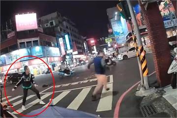 足療師隨機砍人畫面曝光　傷者爬進派出所求救、警員衝出壓制 