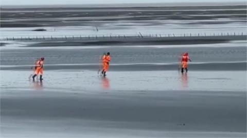颱風天衝漢寶溼地！彰化釣客疑身體不適昏迷　警消徒步２公里涉水救援