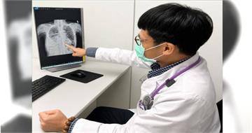 女連假出國返台後發燒　檢查驚見「肺雙側感染」！醫：咳超過1週當心