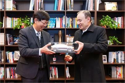 鴻海智慧城市方案前進墨西哥　拚電動車與電池合作