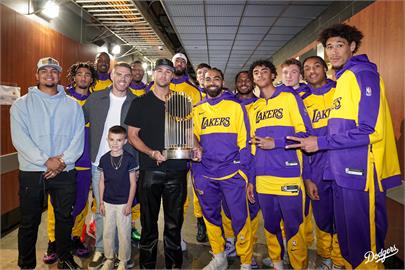 MLB(影)/道奇球星帶冠軍金盃為同城湖人加持 詹皇龍心大悅大三元演出