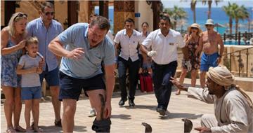 飯店娛樂變致命事故！弄蛇表演失控　男遭眼鏡蛇鑽褲咬傷喪命