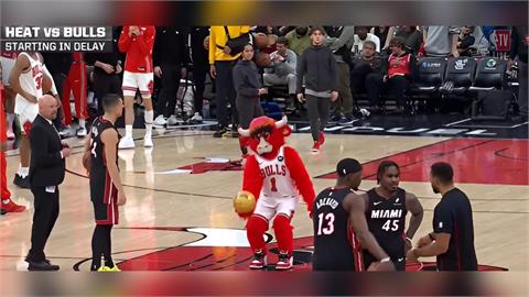 NBA(影)／公牛吉祥物有練過！「背框隨手一拋」投進超狂Logo Shot全傻眼