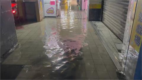 基隆市區海水倒灌　車道、騎樓慘淹店家急著掃水