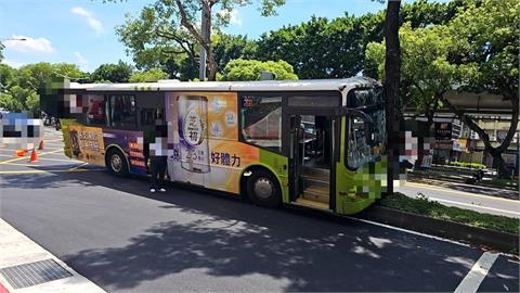 快新聞／就在消防隊正門口！台北公車衝上中山北路分隔島　釀6傷送醫