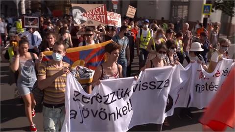 抗議中國復旦大學開分校　匈牙利數千人抗議