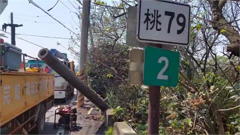 快新聞／桃園楊梅區電線桿疑遭裝甲車撞斷　附近球館停電緊急搶修中