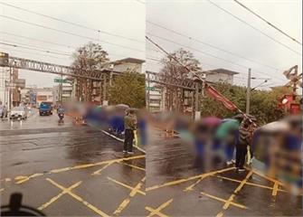 不甩平交道警鈴！通行學生龜速走師幫「扛柵欄」　畫面曝光網友怒了