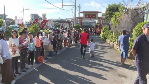 快新聞／社子島驚見「排隊貪食蛇」！沈伯洋現身引轟動　粉絲擊掌擊不完