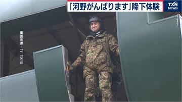 日本防衛大臣親試空降訓練 高空躍下帥氣爆表
