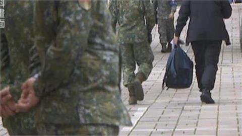 不爽跨年留營「長官卻放假」！2天兵「上傳1關鍵畫面」抱怨　網搖頭：根本找死