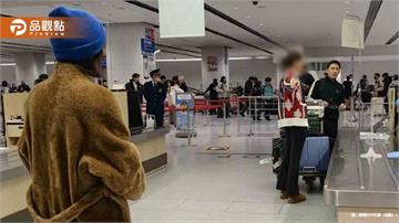 影帝機場崩潰！梁朝偉眼神求救劉嘉玲 網笑翻：社恐遇難現場