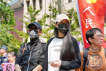 亞亞大喊：我主張和平統一！「滾回去」聲音此起彼落　八炯也到場開嗆