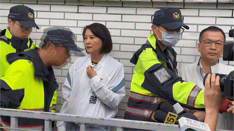 快新聞／王鴻薇硬闖管制區「員警狂道歉」畫面曝　林楚茵：妨害公務現行犯
