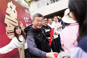 蔡其昌TeamTaiwan春聯首發逾萬人領　明起全國319處同步供索取